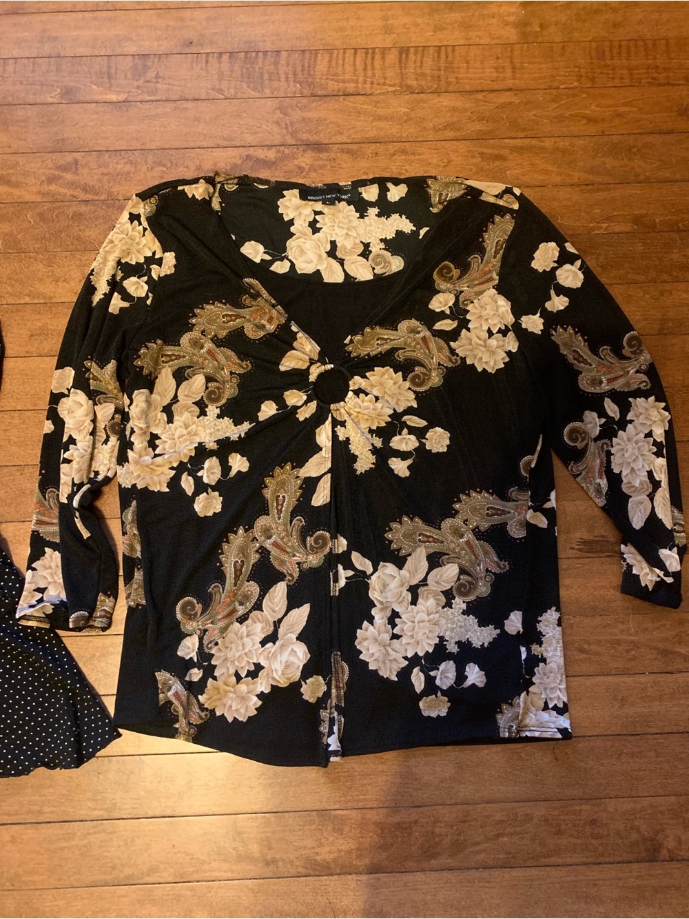 Briggs New York Black Floral & Paisley Twist-Front Top size large